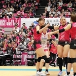 観客席がファンで埋まったヴィクトリーナ姫路のホーム開幕戦＝２５日、姫路市ヴィクトリーナ・ウインク体育館