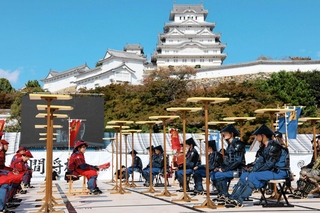 武者姿の子どもらが駒役を務めた「人間将棋」＝姫路城三の丸広場