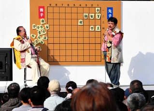 お笑いコンビ「空気階段」の鈴木もぐらさん（右）も登場し、詰め将棋クイズも行われた＝姫路城三の丸広場