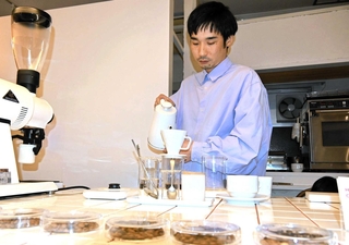 エチオピア産コーヒー豆の焙煎競技大会で３位に入賞した今村卓磨さん＝姫路市東辻井１