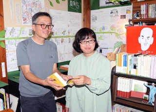 映画「ジュンについて」について語る田野隆太郎監督（左）と「おひさまゆうびん舎」の窪田泰子さん＝おひさまゆうびん舎