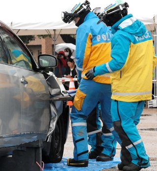 要救助者が車内に取り残されているという想定で車を工具で開ける訓練参加者ら＝いずれも大手前公園