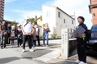 姫路市飾磨区出身の詩人、有本芳水について説明する「飾磨バンビ」の中学生（右）＝姫路市飾磨区玉地