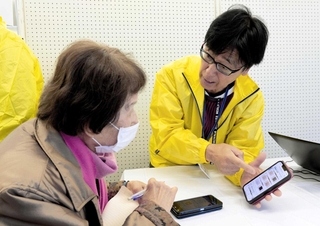 姫路市シルバー人材センターによるパソコンやスマートフォンの相談業務の様子＝２０２３年１１月、姫路市中地（同センター提供）