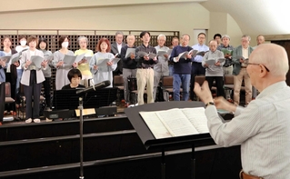 今村雅俊さん（手前）の指揮で練習するセレスチナ合唱団＝姫路市本町