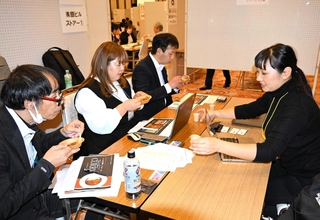 播磨地域の食品メーカーや生産者らが、県内外のバイヤーに商品を売り込んだ＝姫路商工会議所