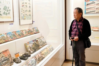 パッケージとともに展示されている昭和の歴史的模型＝姫路市書写の里・美術工芸館