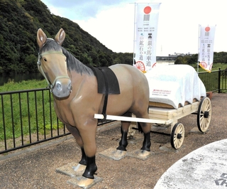 「なかよし探検コース」の周遊先に設定された、馬車のモニュメントがあるスポット＝姫路市砥堀