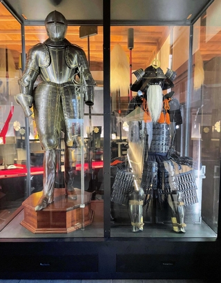 大阪・関西万博のマルタ館と同じ形で展示された酒井一族ゆかりの甲冑（右）とマルタ騎士団の甲冑＝姫路城リの一渡櫓