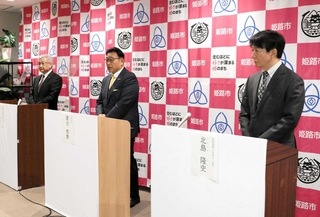 ＲＳウイルスワクチンの助成制度について説明する清元秀泰市長（中央）と姫路赤十字病院の水谷靖司副院長（左）、姫路産婦人科医会の北島隆史会長＝姫路市役所