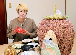 「空間が華やぐ作品が目標」という喜多千景さん＝姫路市飾磨区下野田