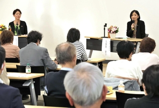 子どもの虐待やいじめ防止をテーマに対談した久保田智子教育長（右）と島田妙子関西大客員教授＝姫路市総合福祉会館