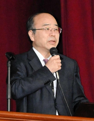 神戸大学の藤澤正人学長が母校の姫路西高校で、「今を生きる若い人たちへ」と題して講演した＝姫路市北八代２