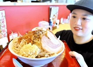 野菜、ニンニク、背脂増し増しの「金澤醤油豚骨」。トッピングは無料で楽しめる＝姫路市市川橋通２