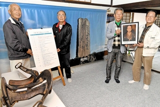 小栗上野介忠順の功績を紹介するパネルや、妻の道子にゆかりのある馬のくらなど、１００点以上を集めた特別展＝姫路市林田町林田