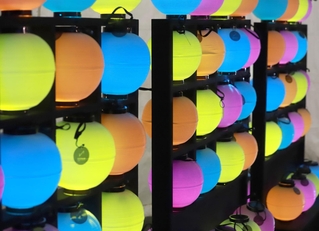 来場者に貸し出されるカラフルな提灯＝姫路市本町、姫路城三の丸広場