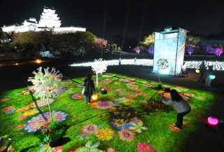 プロジェクションマッピングで華やかな映像が投影される姫路城三の丸広場＝姫路市本町（撮影・辰巳直之）