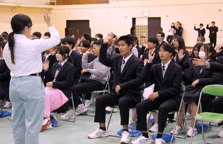 チームフクシンのメンバー（左）から手話ダンスの振りを教わる生徒たち＝福崎・播磨福崎高校