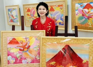 「赤富士の絵を見て、運気を上げて」と呼びかけるあいはら友子さん＝山陽百貨店