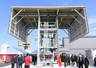 バイオディーゼル燃料と軽油をさまざまな比率で混ぜて製造し、タンクローリーなどに供給する設備＝姫路市飾磨区中島