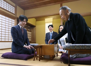 対局が予定されていた「望景亭」で姫路文学館の藤原正彦館長（右手前）と談笑する藤井聡太竜王＝２７日、姫路市山野井町（撮影・辰巳直之）