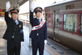 特急はまかぜの出発の合図をする藤井聡太竜王（右）＝２８日、ＪＲ姫路駅（撮影・辰巳直之）