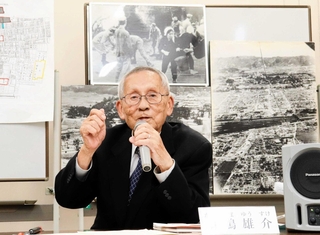 姫路空襲の体験や戦中、戦後の暮らしについて語った川嶋雄介さん＝姫路市平和資料館
