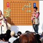お笑いコンビ「空気階段」の鈴木もぐらさん（右）も登場し、詰め将棋クイズも行われた＝姫路城三の丸広場