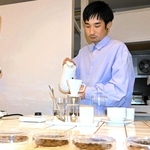 エチオピア産コーヒー豆の焙煎競技大会で３位に入賞した今村卓磨さん＝姫路市東辻井１