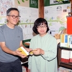 映画「ジュンについて」について語る田野隆太郎監督（左）と「おひさまゆうびん舎」の窪田泰子さん＝おひさまゆうびん舎