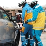 要救助者が車内に取り残されているという想定で車を工具で開ける訓練参加者ら＝いずれも大手前公園