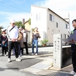 姫路市飾磨区出身の詩人、有本芳水について説明する「飾磨バンビ」の中学生（右）＝姫路市飾磨区玉地