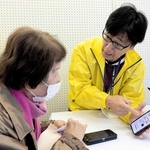 姫路市シルバー人材センターによるパソコンやスマートフォンの相談業務の様子＝２０２３年１１月、姫路市中地（同センター提供）