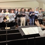 今村雅俊さん（手前）の指揮で練習するセレスチナ合唱団＝姫路市本町