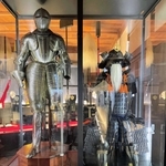 大阪・関西万博のマルタ館と同じ形で展示された酒井一族ゆかりの甲冑（右）とマルタ騎士団の甲冑＝姫路城リの一渡櫓