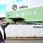 老舗和菓子店「伊勢屋本店」の新本社工場と山野芳昭社長＝姫路市延末