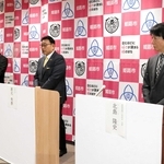 ＲＳウイルスワクチンの助成制度について説明する清元秀泰市長（中央）と姫路赤十字病院の水谷靖司副院長（左）、姫路産婦人科医会の北島隆史会長＝姫路市役所