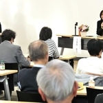 子どもの虐待やいじめ防止をテーマに対談した久保田智子教育長（右）と島田妙子関西大客員教授＝姫路市総合福祉会館