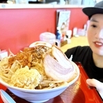 野菜、ニンニク、背脂増し増しの「金澤醤油豚骨」。トッピングは無料で楽しめる＝姫路市市川橋通２