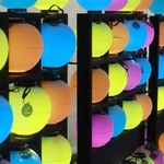 来場者に貸し出されるカラフルな提灯＝姫路市本町、姫路城三の丸広場