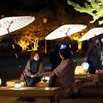 和傘を用いたカフェラウンジ＝姫路市本町、姫路城三の丸広場