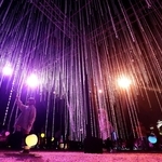 かつて城内にあったとされる藤棚をイメージした作品＝姫路市本町、姫路城三の丸広場