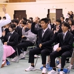 福伸電機の手話ダンスチームが出前授業、仲間と心通わせ　福崎・播磨福崎高の全校生に指導