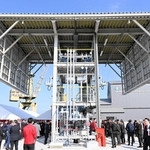 バイオディーゼル燃料と軽油をさまざまな比率で混ぜて製造し、タンクローリーなどに供給する設備＝姫路市飾磨区中島