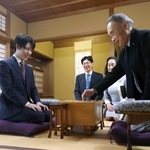 対局が予定されていた「望景亭」で姫路文学館の藤原正彦館長（右手前）と談笑する藤井聡太竜王＝２７日、姫路市山野井町（撮影・辰巳直之）