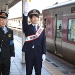 藤井竜王、姫路巡りを満喫　一日駅長や将棋映画のロケ地訪問、児童と多面指し