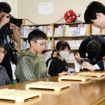 藤井聡太竜王（右）と対局する城陽小学校の児童たち＝２８日、姫路市北条