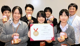 「ふわ姫パン」で「フードシフトセレクション」最優秀賞を受賞した姫路商業高校「地域創生部」のメンバーら＝姫路市井ノ口