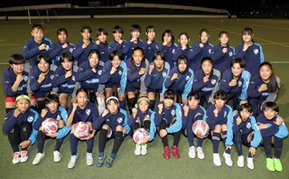 初出場の全国大会に向けて気合を入れるＡＳハリマアルビオンのＵ－１５チーム＝姫路市立球技スポーツセンター