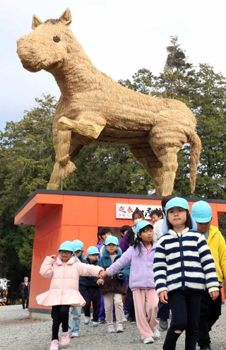 安志加茂神社にお目見えした巨大な馬のオブジェ＝姫路市安富町安志